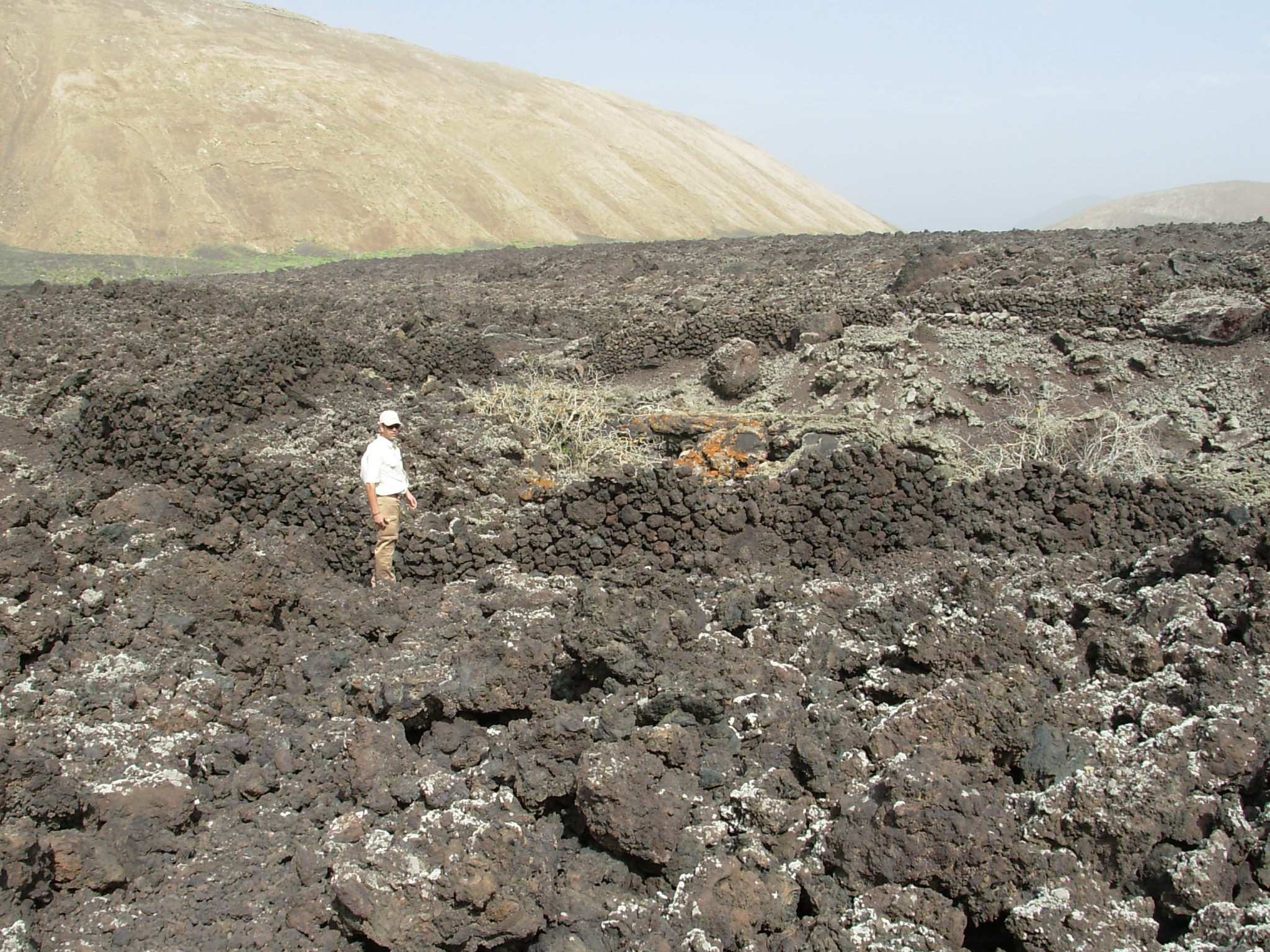 HIC142Debajo de esas llanuras de lava estaba la prospera aldea de Tingafa